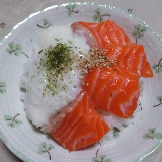 サーモンとろろ丼